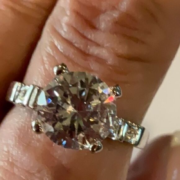 Beautiful engagement ring - Picture 2 of 6